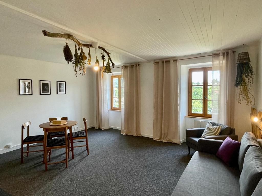 Dos_d-ane_restaurant_l-ane_tetu_gites_chambre_d-hotes_Ardeche_verte_Desaignes_village_medieval_citee_gastronomie_parc_naturel_monts_d-ardeche_randonnée_vélo_dolce-via_train_de_l-ardeche_village_de_caractère_relais_du_silence_déconnexion_balade_nature_terroir_location_vtt_electrique