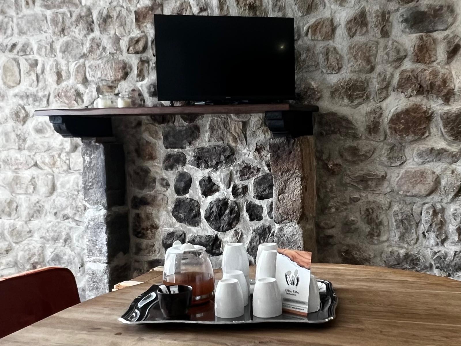 Dos_d-ane_restaurant_l-ane_tetu_gites_chambre_d-hotes_Ardeche_verte_Desaignes_village_medieval_citee_gastronomie_parc_naturel_monts_d-ardeche_randonnée_vélo_dolce-via_train_de_l-ardeche_village_de_caractère_relais_du_silence_déconnexion_balade_nature_terroir_location_vtt_electrique