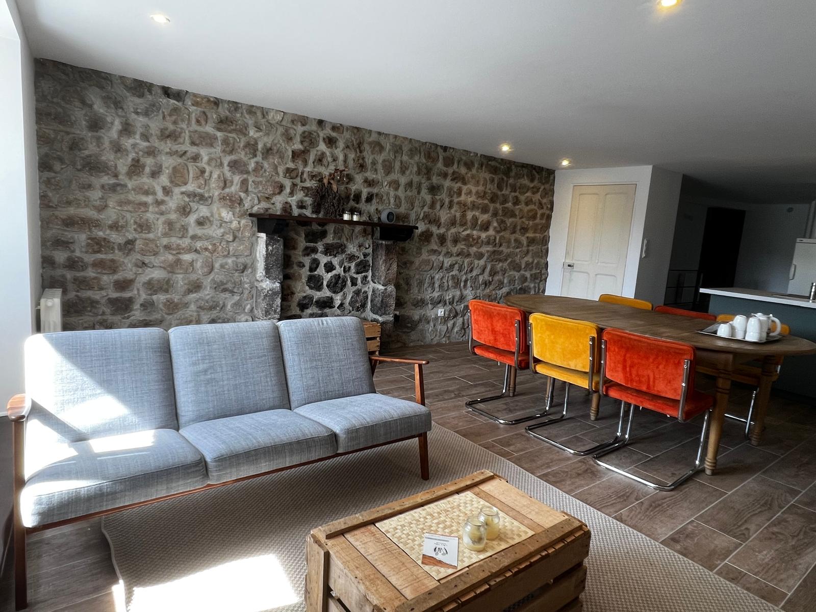 Dos_d-ane_restaurant_l-ane_tetu_gites_chambre_d-hotes_Ardeche_verte_Desaignes_village_medieval_citee_gastronomie_parc_naturel_monts_d-ardeche_randonnée_vélo_dolce-via_train_de_l-ardeche_village_de_caractère_relais_du_silence_déconnexion_balade_nature_terroir_location_vtt_electrique