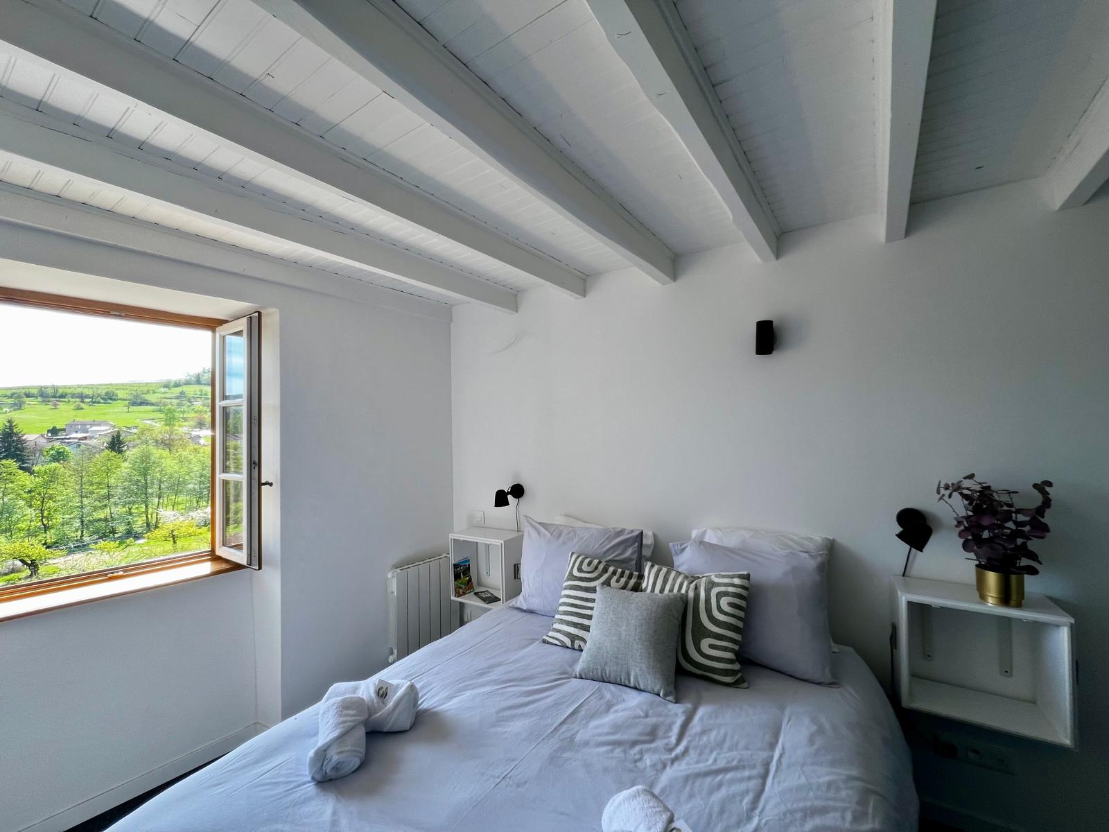 Dos_d-ane_restaurant_l-ane_tetu_gites_chambre_d-hotes_Ardeche_verte_Desaignes_village_medieval_citee_gastronomie_parc_naturel_monts_d-ardeche_randonnée_vélo_dolce-via_train_de_l-ardeche_village_de_caractère_relais_du_silence_déconnexion_balade_nature_terroir_location_vtt_electrique