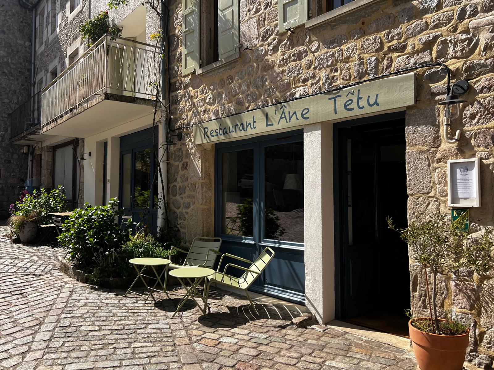 Dos_d-ane_restaurant_l-ane_tetu_gites_chambre_d-hotes_Ardeche_verte_Desaignes_village_medieval_citee_gastronomie_parc_naturel_monts_d-ardeche_randonnée_vélo_dolce-via_train_de_l-ardeche_village_de_caractère_relais_du_silence_déconnexion_balade_nature_terroir_location_vtt_electrique